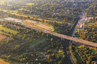 Vue aérienne de Pont autoroutier et aire de repos de Kämpfelbach sur l'A8 à le quartier Nordstadt in Pforzheim dans le département Bade-Wurtemberg, Allemagne