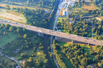 Vue aérienne de Pont autoroutier et aire de repos de Kämpfelbach sur l'A8 à le quartier Nordstadt in Pforzheim dans le département Bade-Wurtemberg, Allemagne