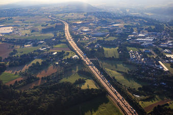 Vue aérienne de Embouteillage de plus de 1 % sur l'autoroute A8 à le quartier Nordstadt in Pforzheim dans le département Bade-Wurtemberg, Allemagne