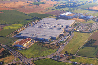 Vue aérienne de Sortie A8 Pforzheim Nord avec centre logistique Amazon STR1 à le quartier Eutingen in Pforzheim dans le département Bade-Wurtemberg, Allemagne
