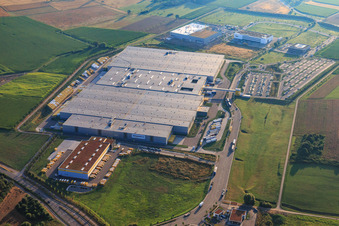 Photographie aérienne de Sortie A8 Pforzheim Nord avec centre logistique Amazon STR1 à le quartier Eutingen in Pforzheim dans le département Bade-Wurtemberg, Allemagne