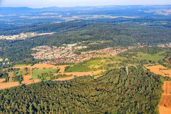 Vue aérienne de Vue de la ville derrière la tour de télécommunications depuis l'est à Ispringen dans le département Bade-Wurtemberg, Allemagne