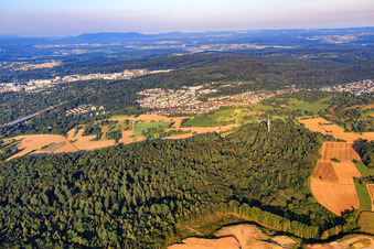 Vue aérienne de Vue de la ville derrière la tour de télécommunications depuis l'est à Ispringen dans le département Bade-Wurtemberg, Allemagne
