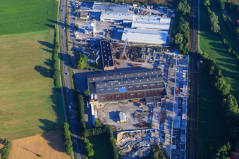 Vue aérienne de Zone industrielle Industriestraße avec Harsch Bau GmbH & Co KG · Centrale à béton, Heidelberg Materials Beton et Henning GmbH - Body & Paint à Gondelsheim dans le département Bade-Wurtemberg, Allemagne