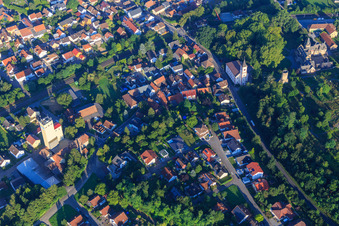 Vue aérienne de Château Gondelsheim au-dessus de l'église protestante Gondelsheim à Gondelsheim dans le département Bade-Wurtemberg, Allemagne