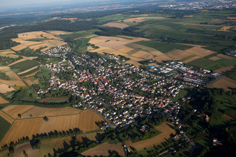 Vue aérienne de Quartier Helmsheim in Bruchsal dans le département Bade-Wurtemberg, Allemagne