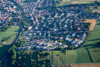 Vue aérienne de Kraichgaustr à le quartier Heidelsheim in Bruchsal dans le département Bade-Wurtemberg, Allemagne
