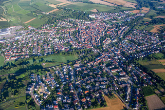 Vue aérienne de Vue des rues et des maisons dans les quartiers résidentiels à le quartier Heidelsheim in Bruchsal dans le département Bade-Wurtemberg, Allemagne