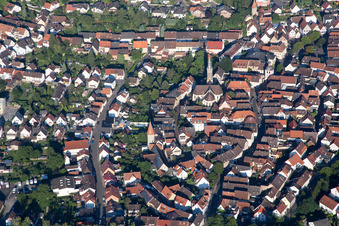 Vue aérienne de Martinskapelle dans le centre historique de la ville à le quartier Heidelsheim in Bruchsal dans le département Bade-Wurtemberg, Allemagne