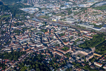 Vue aérienne de Centre-ville vu du nord-est à Bruchsal dans le département Bade-Wurtemberg, Allemagne