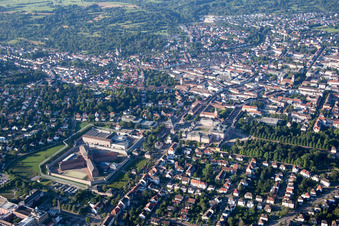 Vue aérienne de Centre-ville vu du nord à Bruchsal dans le département Bade-Wurtemberg, Allemagne