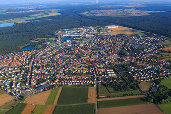 Vue aérienne de Vue de la ville depuis l'est à Forst dans le département Bade-Wurtemberg, Allemagne