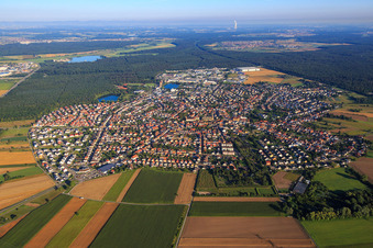 Vue aérienne de Vue de la ville depuis l'est à Forst dans le département Bade-Wurtemberg, Allemagne