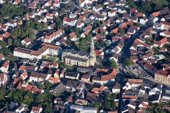 Vue aérienne de Bâtiment d'église au centre du village à Forst dans le département Bade-Wurtemberg, Allemagne