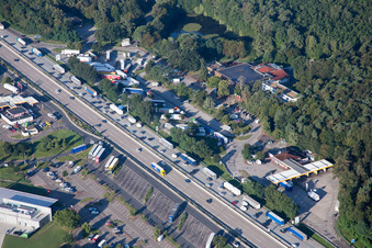 Vue aérienne de Aire de service d'autoroute sur l'itinéraire et les directions de circulation du BAB A5 (Serways Hotel Bruchsal West) à Forst dans le département Bade-Wurtemberg, Allemagne