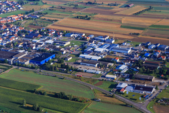 Vue aérienne de Zone industrielle Industriestraße avec LINHARDT Hambrücken GmbH et Spedition Lauinger à Hambrücken dans le département Bade-Wurtemberg, Allemagne