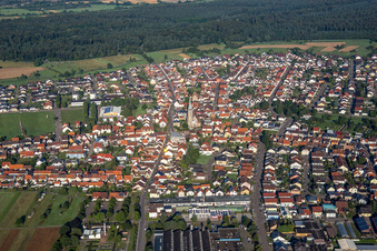 Vue aérienne de Vue des rues et des maisons dans les quartiers résidentiels à Hambrücken dans le département Bade-Wurtemberg, Allemagne