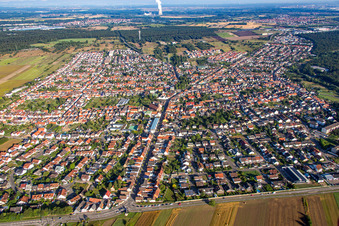 Vue aérienne de Rue Karlsruher à le quartier Wiesental in Waghäusel dans le département Bade-Wurtemberg, Allemagne