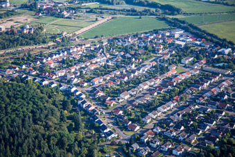 Vue aérienne de Vue des rues et des maisons dans les quartiers résidentiels à Waghäusel dans le département Bade-Wurtemberg, Allemagne