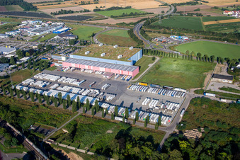Vue aérienne de Complexe immobilier et centre logistique sur le site du centre de distribution dm-drogerie markt à Waghäusel à le quartier Oberhausen in Oberhausen-Rheinhausen dans le département Bade-Wurtemberg, Allemagne