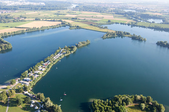 Vue aérienne de Caravanes et tentes - Camping - et emplacement pour tentes Loisirs - Camping Erlichsee à le quartier Oberhausen in Oberhausen-Rheinhausen dans le département Bade-Wurtemberg, Allemagne