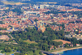 Vue aérienne de Cathédrale de Speyer en été vue depuis le Rhin à Speyer dans le département Rhénanie-Palatinat, Allemagne