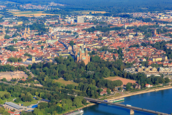 Vue aérienne de Cathédrale de Speyer en été vue depuis le Rhin à Speyer dans le département Rhénanie-Palatinat, Allemagne