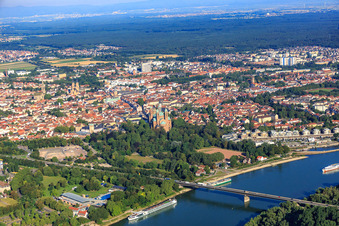 Vue oblique de Cathédrale de Speyer en été vue depuis le Rhin à Speyer dans le département Rhénanie-Palatinat, Allemagne