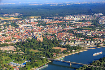 Cathédrale de Speyer en été vue depuis le Rhin à Speyer dans le département Rhénanie-Palatinat, Allemagne d'en haut