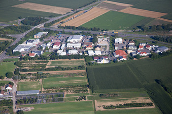 Vue aérienne de Zone industrielle de la Werkstrasse à le quartier Berghausen in Römerberg dans le département Rhénanie-Palatinat, Allemagne
