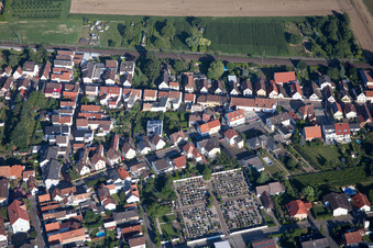 Vue aérienne de Cimetière à le quartier Berghausen in Römerberg dans le département Rhénanie-Palatinat, Allemagne