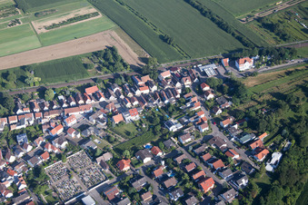 Vue aérienne de Rue Germersheimer à le quartier Berghausen in Römerberg dans le département Rhénanie-Palatinat, Allemagne