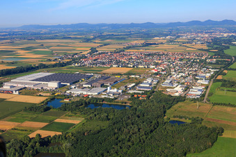 Vue aérienne de Zone industrielle Interpark vue du nord-est à Offenbach an der Queich dans le département Rhénanie-Palatinat, Allemagne