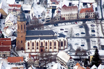 Vue aérienne de Église enneigée en hiver dans le vieux centre-ville à Kandel dans le département Rhénanie-Palatinat, Allemagne