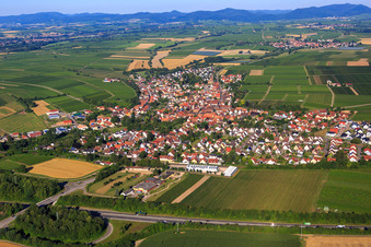 Vue aérienne de Vue du village au-delà de l'A65 depuis l'est à Insheim dans le département Rhénanie-Palatinat, Allemagne