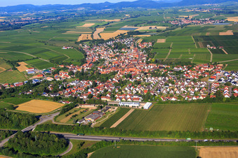 Vue aérienne de Vue du village au-delà de l'A65 depuis l'est à Insheim dans le département Rhénanie-Palatinat, Allemagne