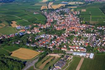 Photographie aérienne de Vue du village au-delà de l'A65 depuis l'est à Insheim dans le département Rhénanie-Palatinat, Allemagne