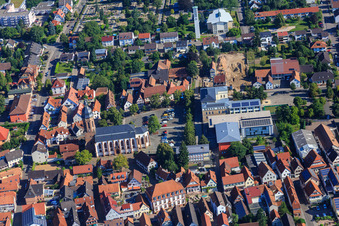 Vue aérienne de L'église Saint-Georges, la mairie et l'école primaire sur la place du marché depuis le sud à Kandel dans le département Rhénanie-Palatinat, Allemagne