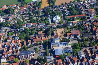 Vue aérienne de L'église Saint-Georges, la mairie et l'école primaire sur la place du marché depuis le sud à Kandel dans le département Rhénanie-Palatinat, Allemagne