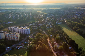 Vue aérienne de Rue Karl-May à le quartier Frauenaurach in Erlangen dans le département Bavière, Allemagne