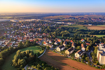 Vue aérienne de Weihestr à le quartier Frauenaurach in Erlangen dans le département Bavière, Allemagne