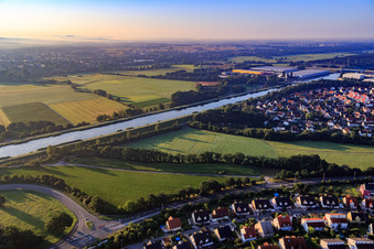 Vue aérienne de Canal Main-Danube à le quartier Frauenaurach in Erlangen dans le département Bavière, Allemagne