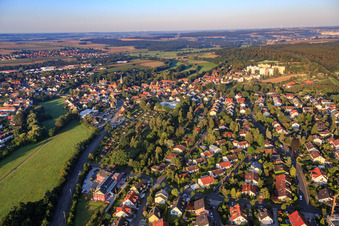 Vue aérienne de Rue Erlanger à le quartier Frauenaurach in Erlangen dans le département Bavière, Allemagne