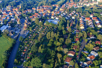 Vue aérienne de Centre communautaire à le quartier Frauenaurach in Erlangen dans le département Bavière, Allemagne