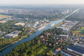 Vue aérienne de Zones riveraines du canal Main-Danube dans le district de Schallershof à le quartier Steinforst in Erlangen dans le département Bavière, Allemagne