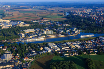 Vue aérienne de Navires de croisière fluviale au port Erlangen sur le canal Main-Danube à le quartier Industriehafen in Erlangen dans le département Bavière, Allemagne
