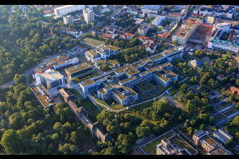 Vue aérienne de Hôpital universitaire Erlangen avec clinique de neurologie et de dermatologie à le quartier Altstadt in Erlangen dans le département Bavière, Allemagne