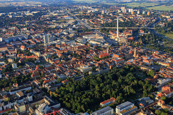Vue aérienne de Vieille ville Upper Karlstraße derrière le jardin du château à le quartier Markgrafenstadt in Erlangen dans le département Bavière, Allemagne