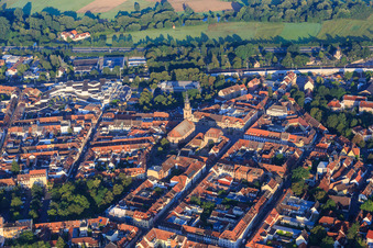 Vue aérienne de Église de la Trinité de la vieille ville et centre culturel E-Werk GmbH à le quartier Altstadt in Erlangen dans le département Bavière, Allemagne