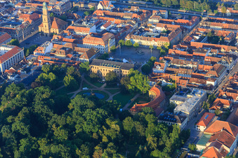 Vue aérienne de Orangerie et Université de Erlangen-Nuremberg au Jardin du Château Erlangen à le quartier Markgrafenstadt in Erlangen dans le département Bavière, Allemagne